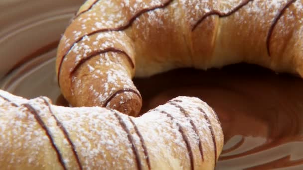 Nuss-Croissants auf geschmolzener Schokolade - Filmmaterial, Video
