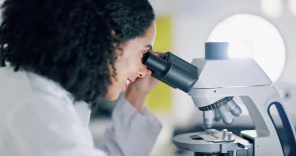 Medico, ricerca e donna con microscopio, vaccino e esperimento, innovazione e controllo del campione con test del DNA. Persona, chimica o ricercatore con attrezzature di laboratorio, analisi dei dati o scienze. - Filmati, video