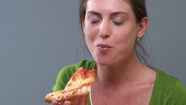 Pizza yiyen kadın. - Video, Çekim
