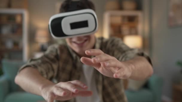 jongen Kaukasisch tiener jongeman student genieten van virtual reality VR headset thuis terwijl het nemen van een rem - Video
