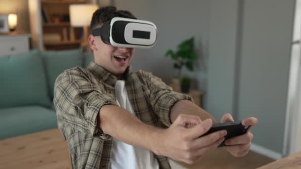 chico caucásico adolescente joven estudiante disfrutar de realidad virtual VR auriculares en casa mientras tomar un freno - Metraje, vídeo