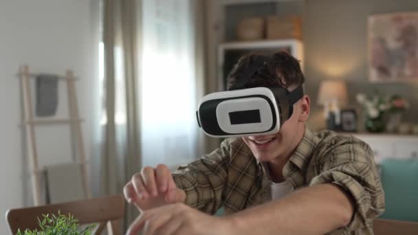 menino caucasiano adolescente jovem estudante desfrutar virtual realidade VR fone de ouvido em casa enquanto tomar um freio - Filmagem, Vídeo