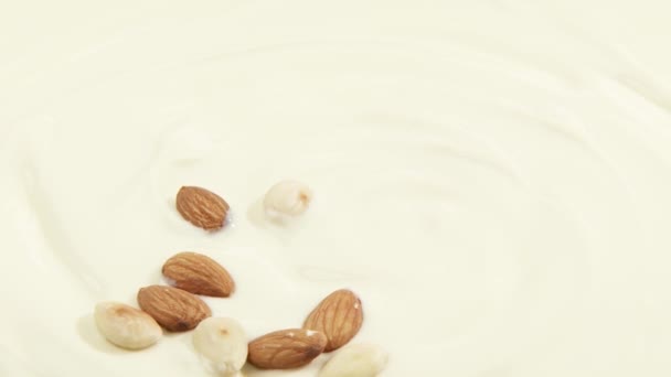 pähkinät valkoisella suklaalla couverture
 - Materiaali, video