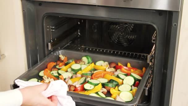 Gemüse im Ofen gebraten - Filmmaterial, Video