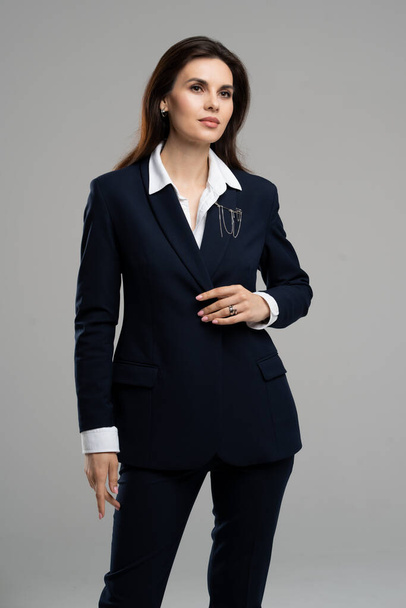 Kuva ihana mukava nuori nainen poseeraa käsite vahvistamisesta takkinsa muodollinen vaatteet malli katso mainos copyspace. Viehättävä liikenainen myyntimies. Laadukas kuva - Valokuva, kuva