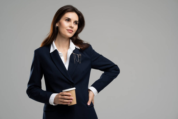 Портрет молодой руководитель отдела продаж компании корпоративного работника деловая женщина выглядят заинтересованной копирайт с чашкой чая. Серьёзная леди пьёт эспрессо. Высокое качество фото - Фото, изображение