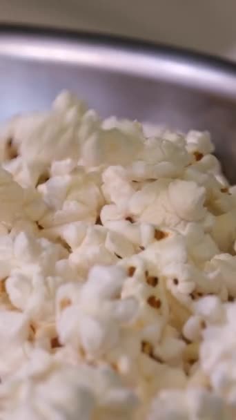 pyszny słodki popcorn z dużą ilością karmelu, karmelowy smak popcornu zbliżenie. Wysokiej jakości materiał 4k - Materiał filmowy, wideo