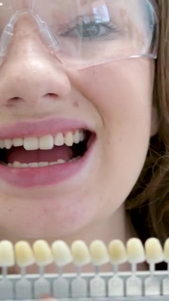 Diş beyazlatma, mükemmel beyaz dişler, gölgelik kılavuz çamaşır suyu renginde kapanış, kadın kaplaması gülümsemesi, diş bakımı ve stomatoloji, dişçilik, kopyalama alanı. - Video, Çekim