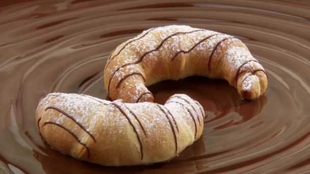 Nuss-Croissants auf Schokolade - Filmmaterial, Video