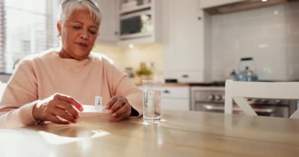 キッチン,健康,健康,病気,水,家庭での毎日のルーチンのためのサプリメントの錠剤を持つ古い女性. 退職,医療,コンテナやビタミン剤による治療. - 映像、動画