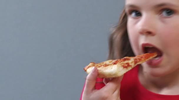 Pizza yiyen kız. - Video, Çekim