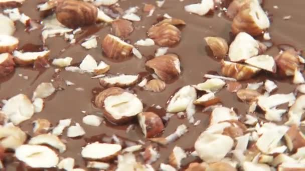Avelãs em chocolate derretido
 - Filmagem, Vídeo