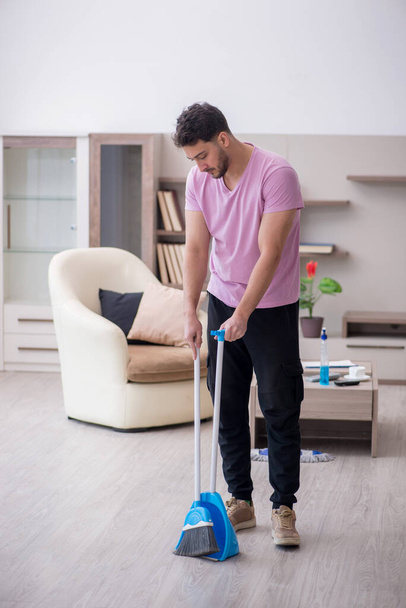 Νέος εργολάβος καθαρίζει το σπίτι - Φωτογραφία, εικόνα