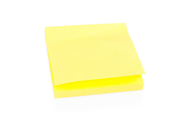Nota adhesiva amarilla en blanco en el bloque
 - Foto, Imagen