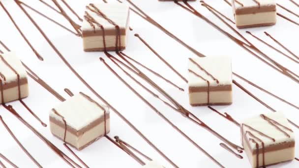 Süßigkeiten mit Schokoladennieselregen - Filmmaterial, Video