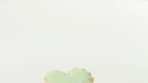 Καρδιά-διαμορφωμένα μπισκότα με χρωματιστό γλάσο - Πλάνα, βίντεο