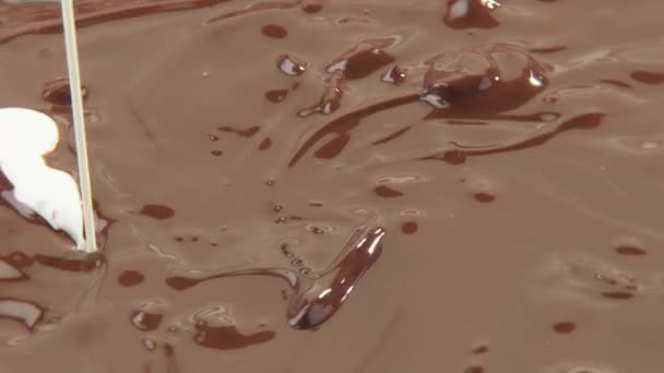 Λευκή σοκολάτα που εκβάλλει σκούρο κουβερτούρα - Πλάνα, βίντεο