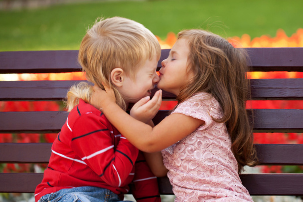  Пара дітей люблять один одного обійматися
 - Фото, зображення