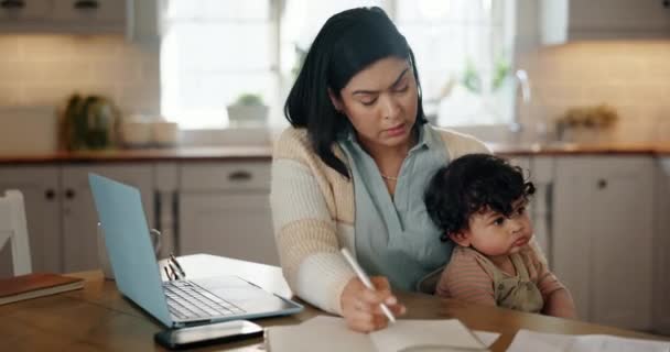 Remote-Arbeit, Laptop und Mutter mit Baby-Stress im Haus für die Arbeit von zu Hause aus, geschäftlich und Mutterschaftsurlaub. Beschäftigt, Familie und Mutter mit Kind am Computer für Produktivität, Spiel und Multitasking. - Filmmaterial, Video