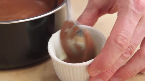 soufflé de chocolate que se vierte
 - Metraje, vídeo