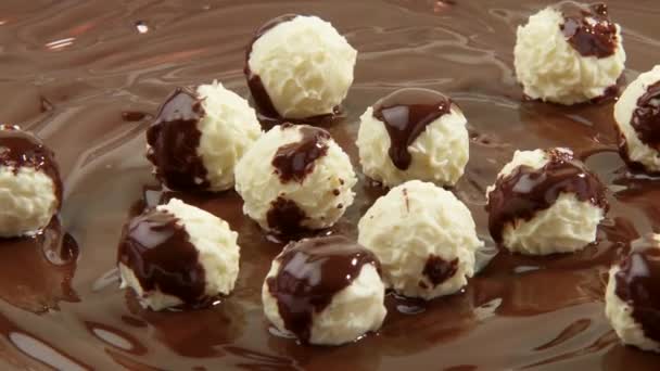 Τρούφες σχετικά με λιωμένη σοκολάτα - Πλάνα, βίντεο