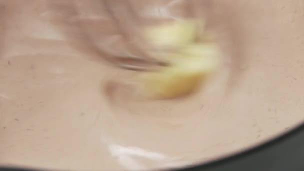 Butter wird in Soße gerührt - Filmmaterial, Video