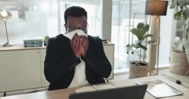Homem de negócios doente, espirrar e assoar nariz no escritório para alergias, resfriados e germes de vírus. Empregado africano com tecido para infecção da gripe, alergia e risco de bactérias, sinusite e febre dos fenos. - Filmagem, Vídeo