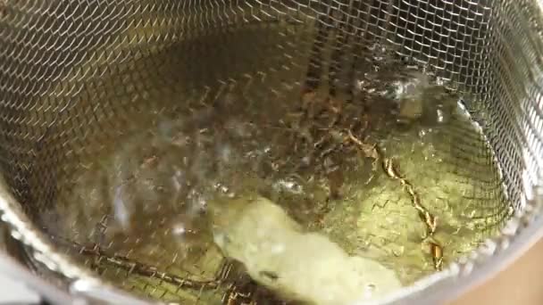 Fisch wird in einen Bratkorb gelegt - Filmmaterial, Video