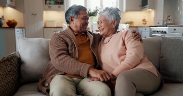 Coppia anziana, faccia e abbraccio sul divano, sorriso e legame con amore, sostegno e relax in pensione a casa. Donna anziana, vecchio e felice di abbraccio, insieme e seduti sul divano del soggiorno. - Filmati, video