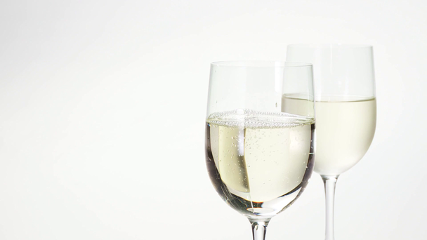 versando vino bianco nel bicchiere - Filmati, video