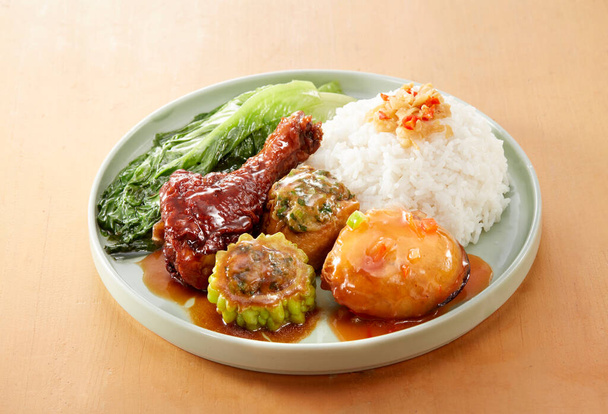 Heerlijk traditioneel Chinees eten, Niang en kip, been, rijst - Foto, afbeelding
