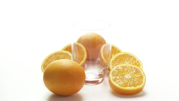 Sinaasappelsap in glas gieten - Video