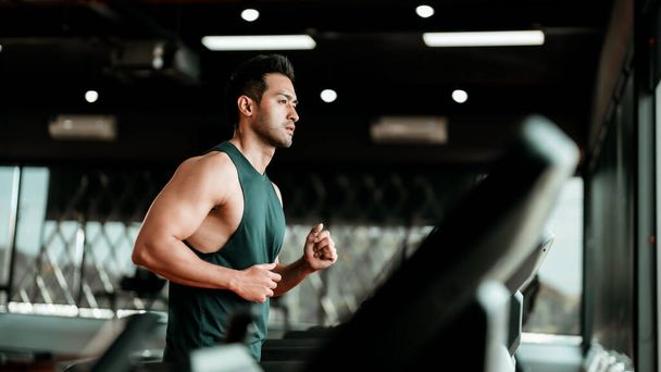 Jovem homem asiático correndo na esteira - Fitness Gym Exercício - Foto, Imagem