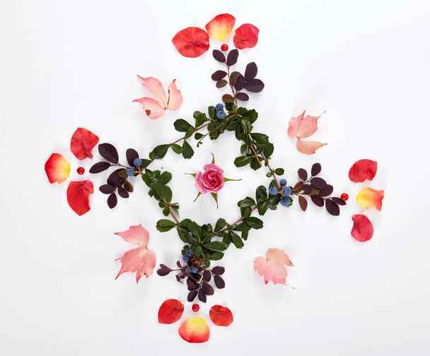 Mandala γραφικό που αποτελείται από λουλούδια και κρυστάλλινες πέτρες - Φωτογραφία, εικόνα