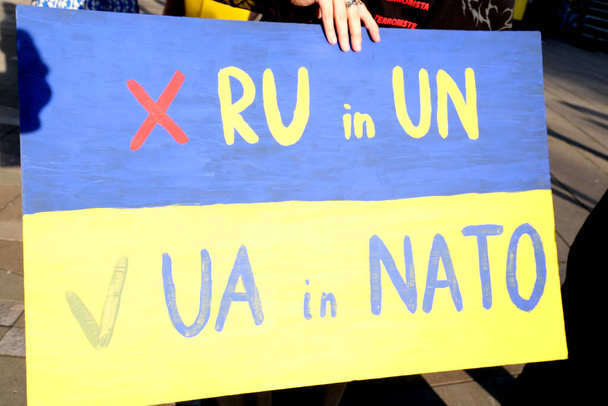 manifestazione in Canada nel centro della città contro la guerra in Ucraina persone con bandiere dell'Ucraina indossando camicie ricamate in tradizionali manifesti di abbigliamento nazionale Canada. Vancouver  - Foto, immagini