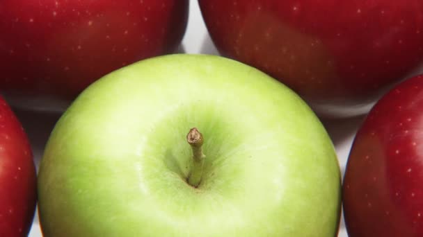 Εκ περιτροπής κόκκινα μήλα με ένα πράσινο - Πλάνα, βίντεο