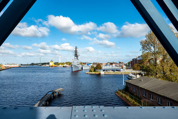 Vista desde el puente Kaiser-Wilhelm hasta el puerto con barcos, Wilhelmshaven, Alemania - Foto, Imagen