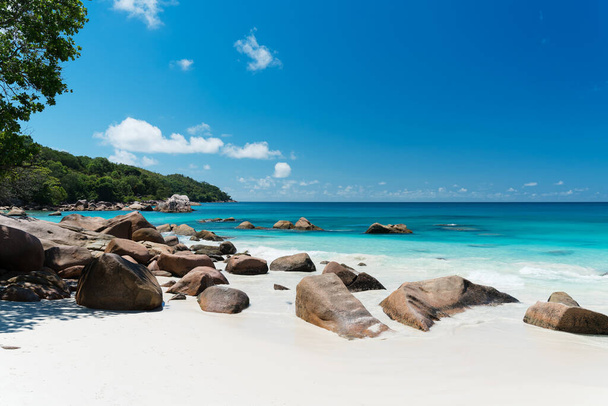 Rochers fascinants et jungle à la plage Anse Lazio des Seychelles. - Photo, image