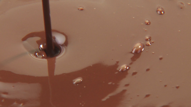 Gießen geschmolzene Schokolade - Filmmaterial, Video