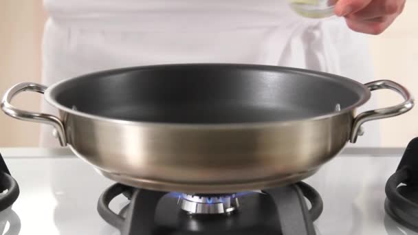加熱中に鍋にバター - 映像、動画