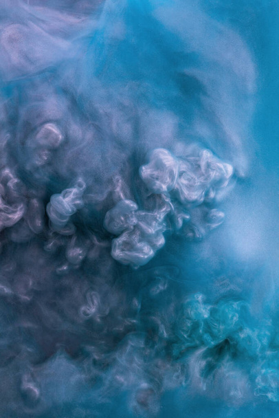 Анотація рідкого акрилового живопису. Мармурова рожева абстрактна чорнильна хмара на чорному тлі. Рідкий мармуровий візерунок. Сучасне мистецтво. - Фото, зображення
