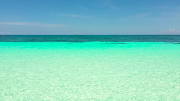 Superficie de laguna turquesa en atolón y arrecife de coral, espacio de copia para texto. Vista superior transparente de la superficie del agua del océano turquesa. - Imágenes, Vídeo