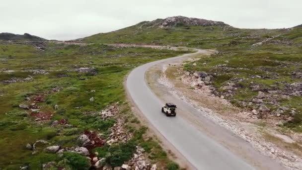 Αεροφωτογραφία προώθησης χαμηλής γωνίας του νορβηγικού παραλιακού δρόμου στις Νήσους Lofoten μια καλοκαιρινή μέρα - Πλάνα, βίντεο
