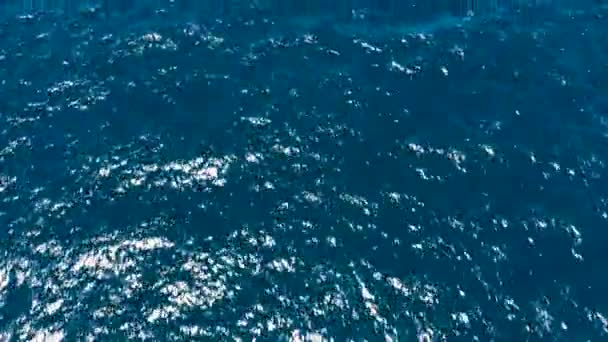 Vista aerea di Blue texture acqua di mare. Riverbero del sole sull'acqua blu del mare. - Filmati, video