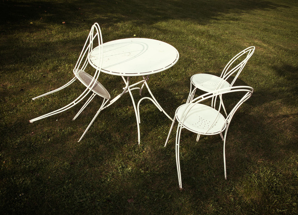 λευκό τραπέζι και καρέκλες - Φωτογραφία, εικόνα