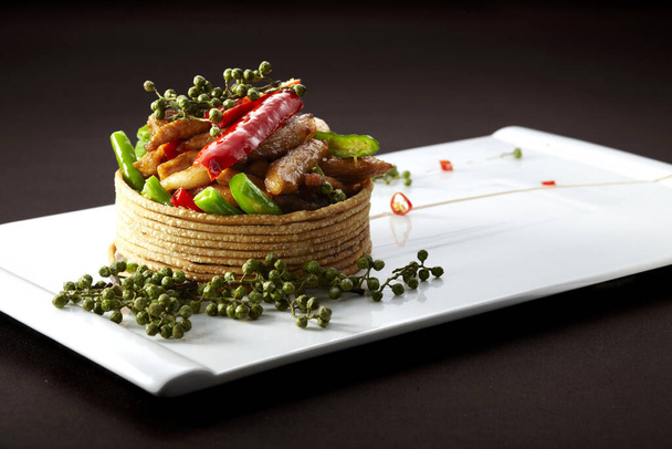 Tradycyjne chińskie jedzenie, paski zielonej papryki wołowiny - Zdjęcie, obraz
