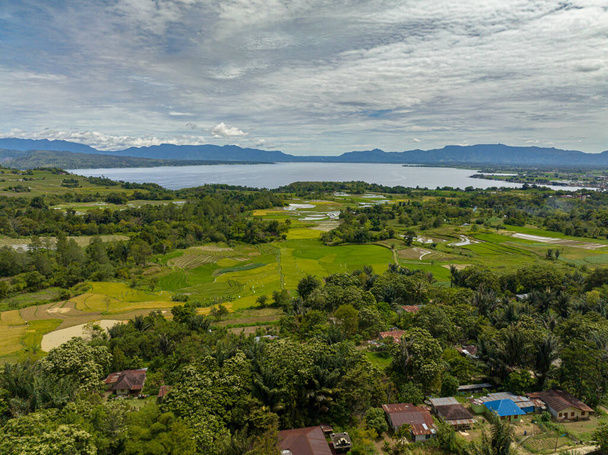 Lac Toba et terres agricoles dans les hautes terres vue d'en haut. Sumatra, Indonésie. - Photo, image