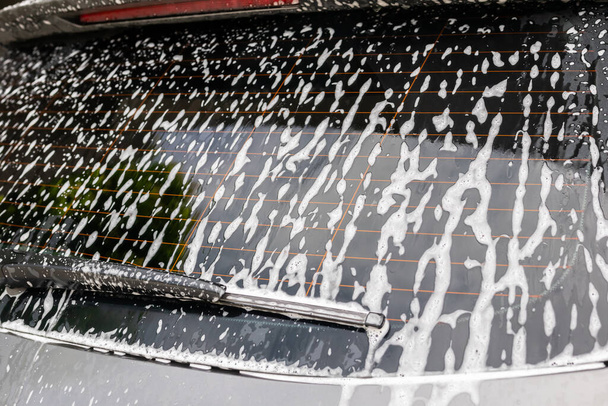 καθαρισμός και πλύσιμο αυτοκινήτων με σαπούνι αφρού - Φωτογραφία, εικόνα
