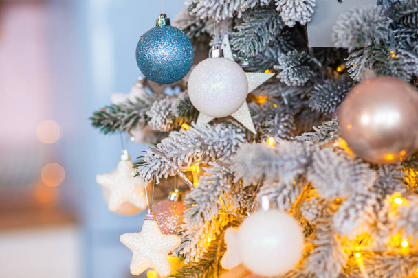 Рождественский фон Захватывающий вечнозеленый трио с орнаментально-голубыми и розовыми украшениями, украшенный бриллиантовым светом. Копирование пространства - Фото, изображение