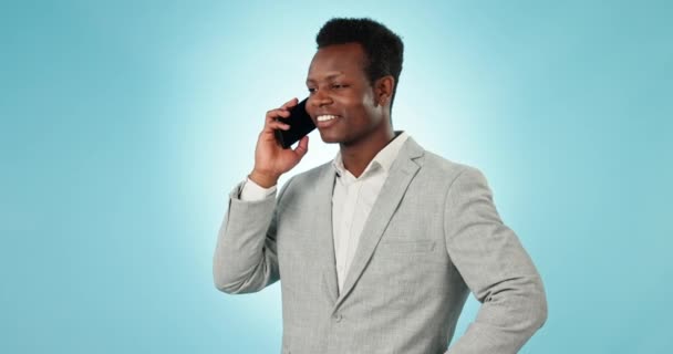 Hombre de negocios, llamada telefónica y comunicación en estudio para consultoría, hola y chat sobre fondo azul. Trabajador africano feliz, redes móviles y contacto para retroalimentación, conversación y negociación. - Imágenes, Vídeo